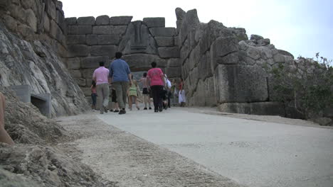 Touristen-Nähern-Sich-Dem-Löwentor-Mykene