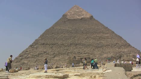 Ägypten-Pyramide-Und-Touristen