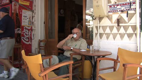 Chios-Bebiendo-Café-Pueblo-Prigi