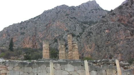 Temple-of-Apollo-&-Mount-Parnassus-at-Delphi