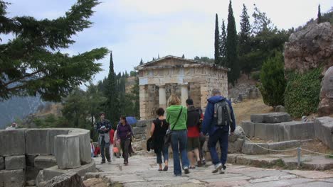 Turistas-Caminando-Hacia-La-Tesorería-En-Delfos