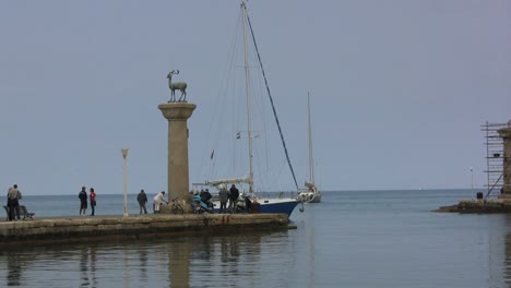 Rhodes-Einfahrt-In-Den-Hafen