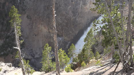 Yellowstone-zoom-on-falls