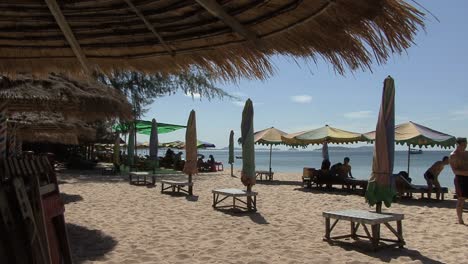 Kambodscha-Strand-Mit-Sonnenschirmen