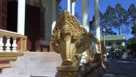 Kambodscha-Buddhistischer-Tempel-Mit-Naga