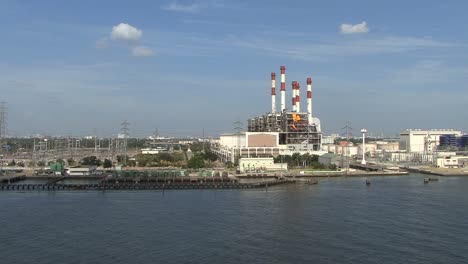 Kraftwerk-Am-Fluss-Chao-Phraya