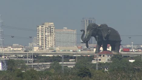 Elefante-De-Tres-Cabezas-Por-El-Río-Chao-Phraya