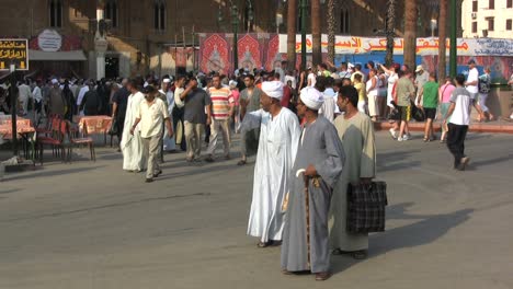 Multitud-De-Egipto-Cerca-De-Una-Mezquita