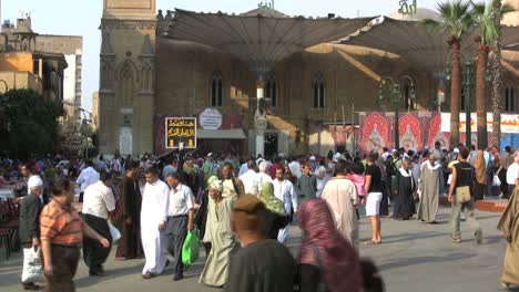 Ägypten-Menge-In-Der-Nähe-Einer-Moschee