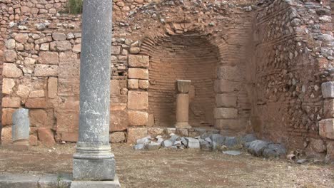 Griechenland-Delphi-Eine-Kleine-Spalte-In-Nitch