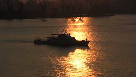 Guangzhou-Boot-Bei-Sonnenuntergang