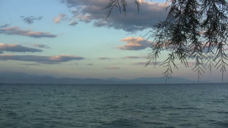 Golfo-De-Corinto-Al-Atardecer-Con-Ramas