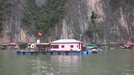 Casas-Flotantes-De-La-Bahía-De-Halong