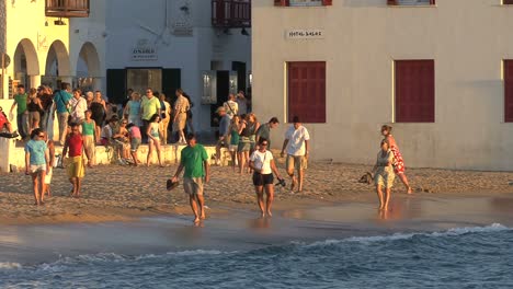 Isla-De-Mykonos-En-La-Playa-Del-Mar-Egeo