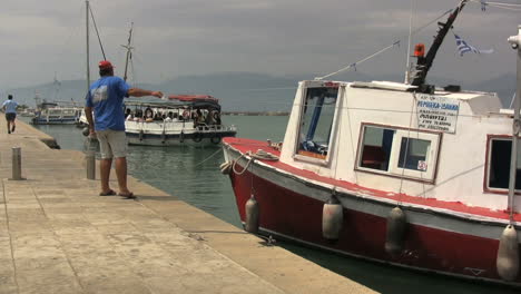 Hombre-Nauplia-Tirando-De-Un-Barco-Para-Atracar