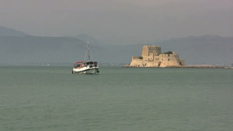 Nafplion-Griechenland,-Hafen-Mit-Kleinem-Fort