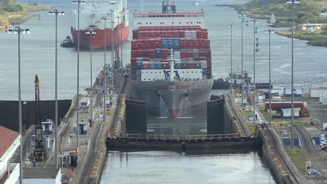 Panamakanal-Containerschiff-Gatun-Schleusen