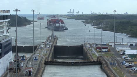 Panama-Kanal-Frachtschiff-Nähert-Sich-Gatun-Schleusen