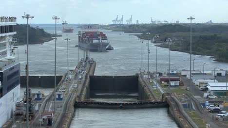 Buque-De-Carga-Del-Canal-De-Panamá-Se-Acerca-A-Las-Esclusas-De-Gatun