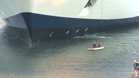 Panamakanal-Kleines-Boot-Mit-Großem-Schiff