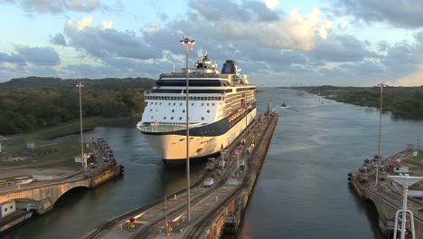 Canal-De-Panamá-Esclusas-De-Gatún-Con-Crucero