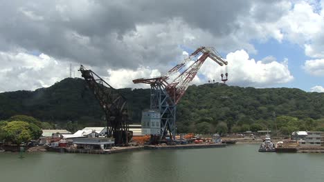 Canal-De-Panamá-Grúas-De-Carga-En-Un-Muelle