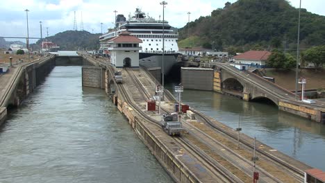 Panama-Kanal-Pedro-Miguel-Schleusen