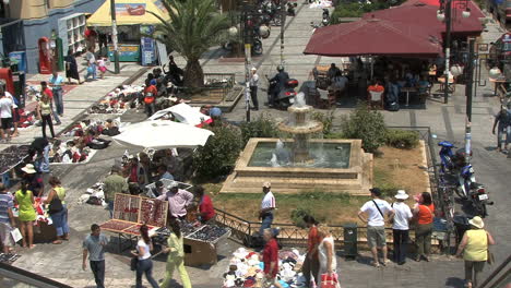 Plaza-Del-Pireo-Con-Fuente-Y-Multitudes-De-Personas.