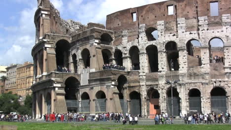 Rom-Kolosseum-Mit-Touristen