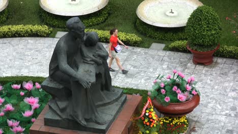 Statue-Von-Ho-Chi-Minh-In-Saigaon