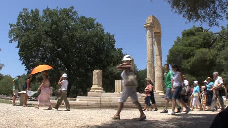 Turistas-Y-Ruinas-En-Olympia-Grecia