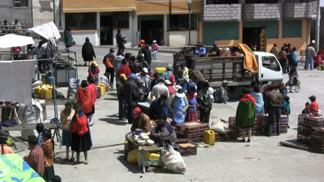 Mercado-Ecuador-Y-Camión