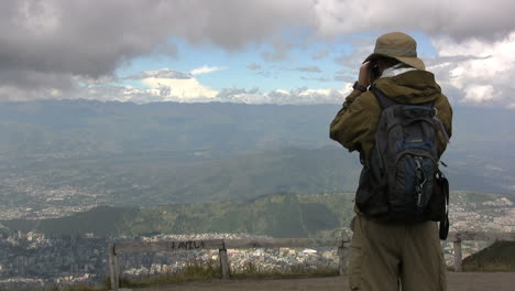 Ecuador-Turista-Fotografiando-Escena-De-Montaña