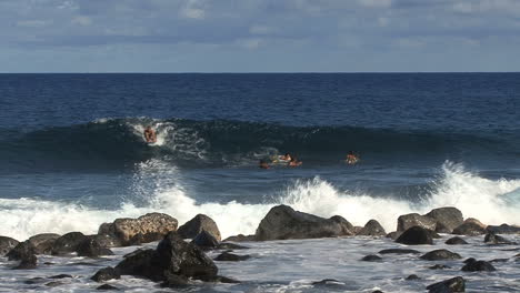 Hawaii-Surfer-Reiten-Wellen