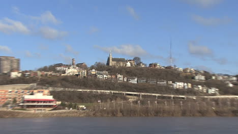 Cincinnati-Kirche-Und-Häuser-Auf-Dem-Hügel