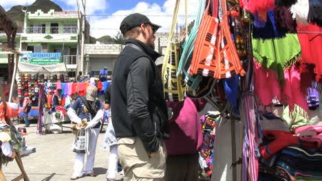 Ecuador-Markt-Und-Tourist