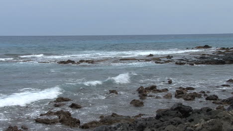 Hawaii-Surf-on-rocks-at-Kona