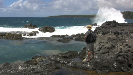 Kauai-Mann-Beobachtet-Wellen