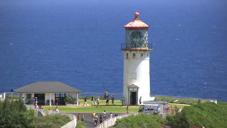 Faro-De-Kauai-Con-Turistas-Y-Océano