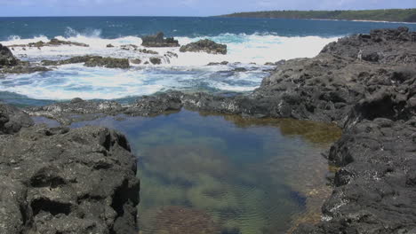 Tide-pool-and-waves-on-rocks-in-Kauai