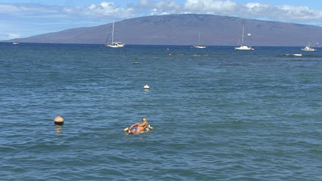Maui-Mädchen-Auf-Bodyboard-Schwimmen