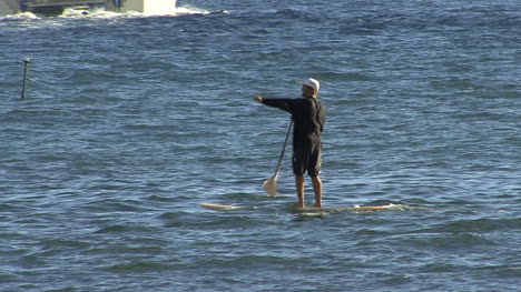 Un-Hombre-Rema-Una-Tabla-De-Bodyboard