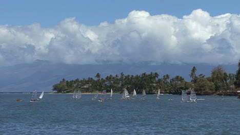 Maui-Windsurfistas-Nubes-Sobre-Molokai