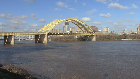 Ohio-Fluss-Und-Brücke-In-Cincinnati