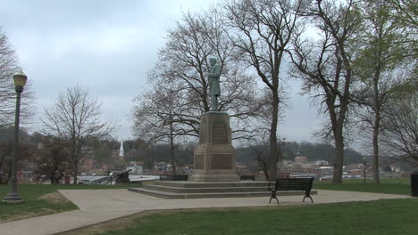 Stipendienstatue-Bei-Galena-Il