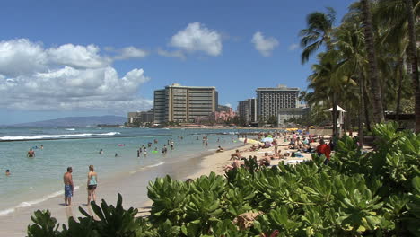 Escena-De-La-Playa-De-Waikiki-Con-Turistas