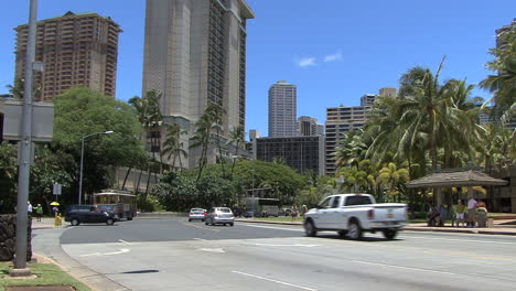 Waikiki-busses-on-street