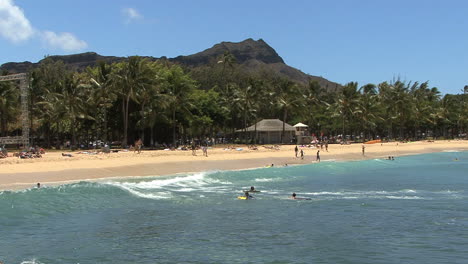 Waikiki-Diamond-Head-and-beach