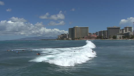 Waikiki-Surfer-Auf-Einer-Großen-Welle