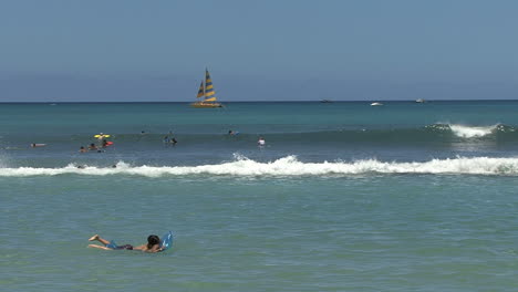 Waikiki-Schwimmer-Und-Wellen